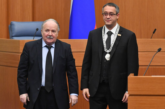 Николай Губенко и председатель Мосгордумы Алексей Шапошников во время первого заседания депутатов Мосгордумы седьмого созыва.