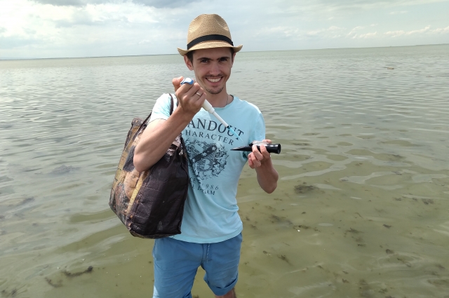 Научный сотрудник ИКВС Александр Балкин измеряет солёность в оз. Сиваш (Крым)