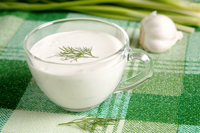 Майонез можно заменить другими соусами, например, сметаной или натуральным йогуртом.