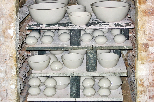 Производство сразу ориентировали на узкую и довольно специфическую нишу – выпуск лабораторной и химической посуды из керамики.