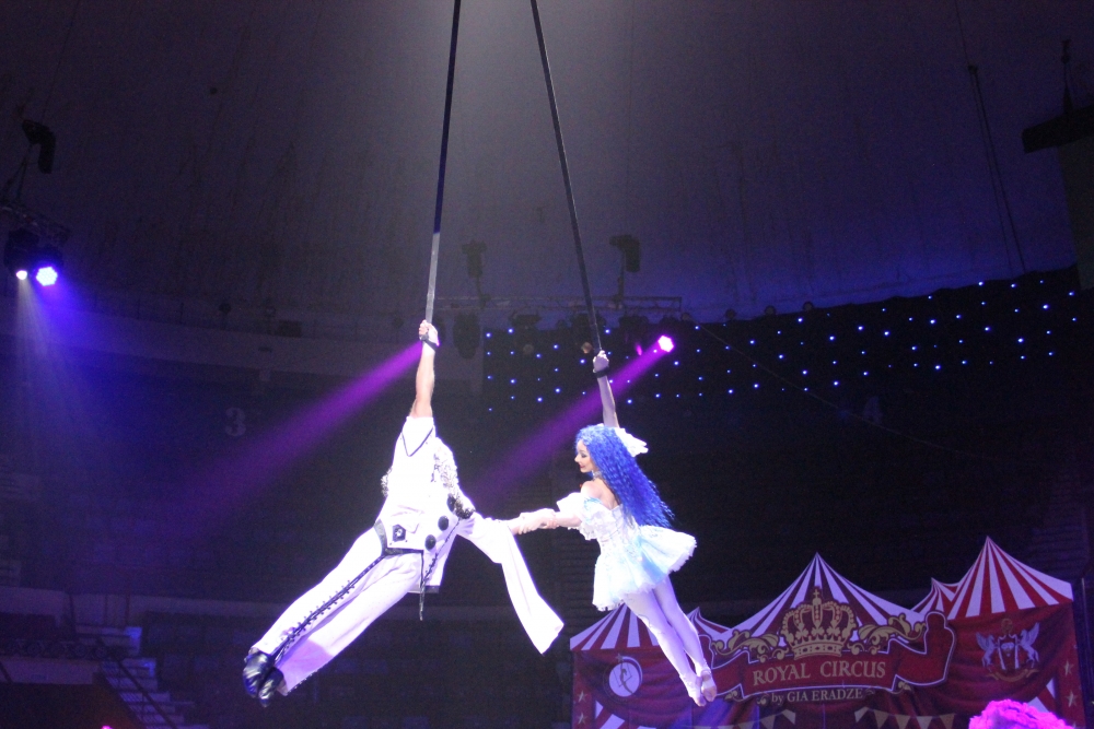 Мальвина и Пьеро взмывают под купол цирка без страховки, на одних лишь ремнях.