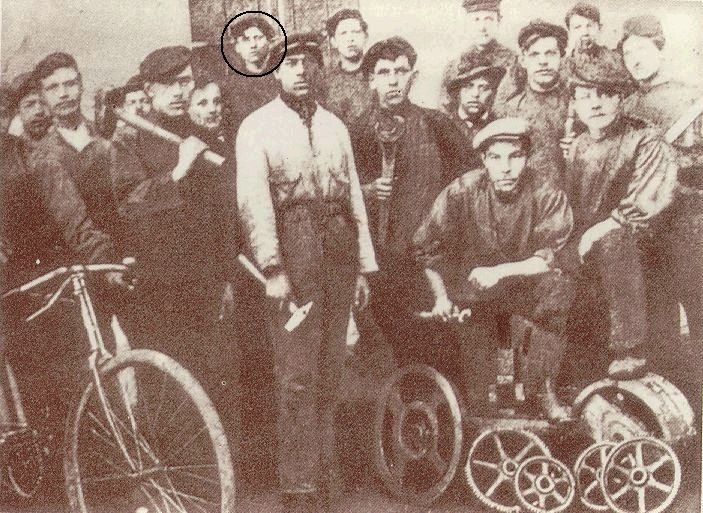 Иосип Броз среди рабочих на фабрике в Камнике. 1911 г.