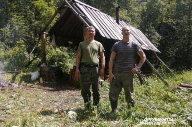 Братья Михаил(слева) и Виктор у лесной избушки. 