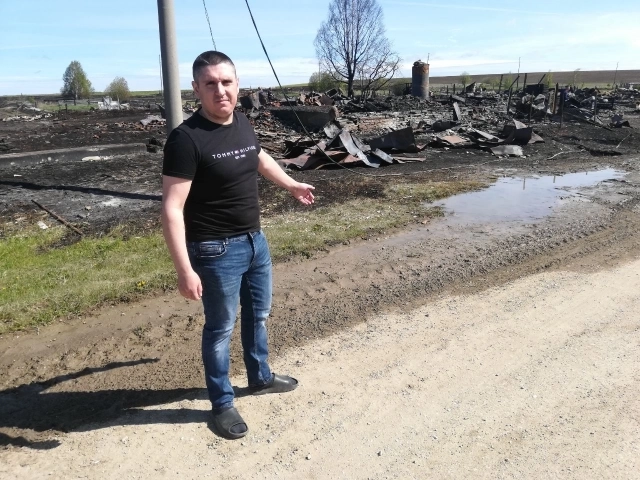 Сергей Райшевченко вместе с товарищем вынесли из горящего дома лежачую старушку.