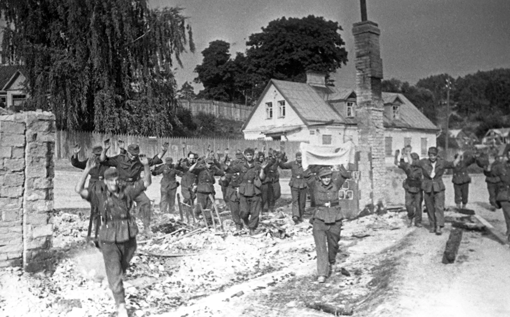 Немецкие солдаты сдаются в плен. Июль 1944 года.