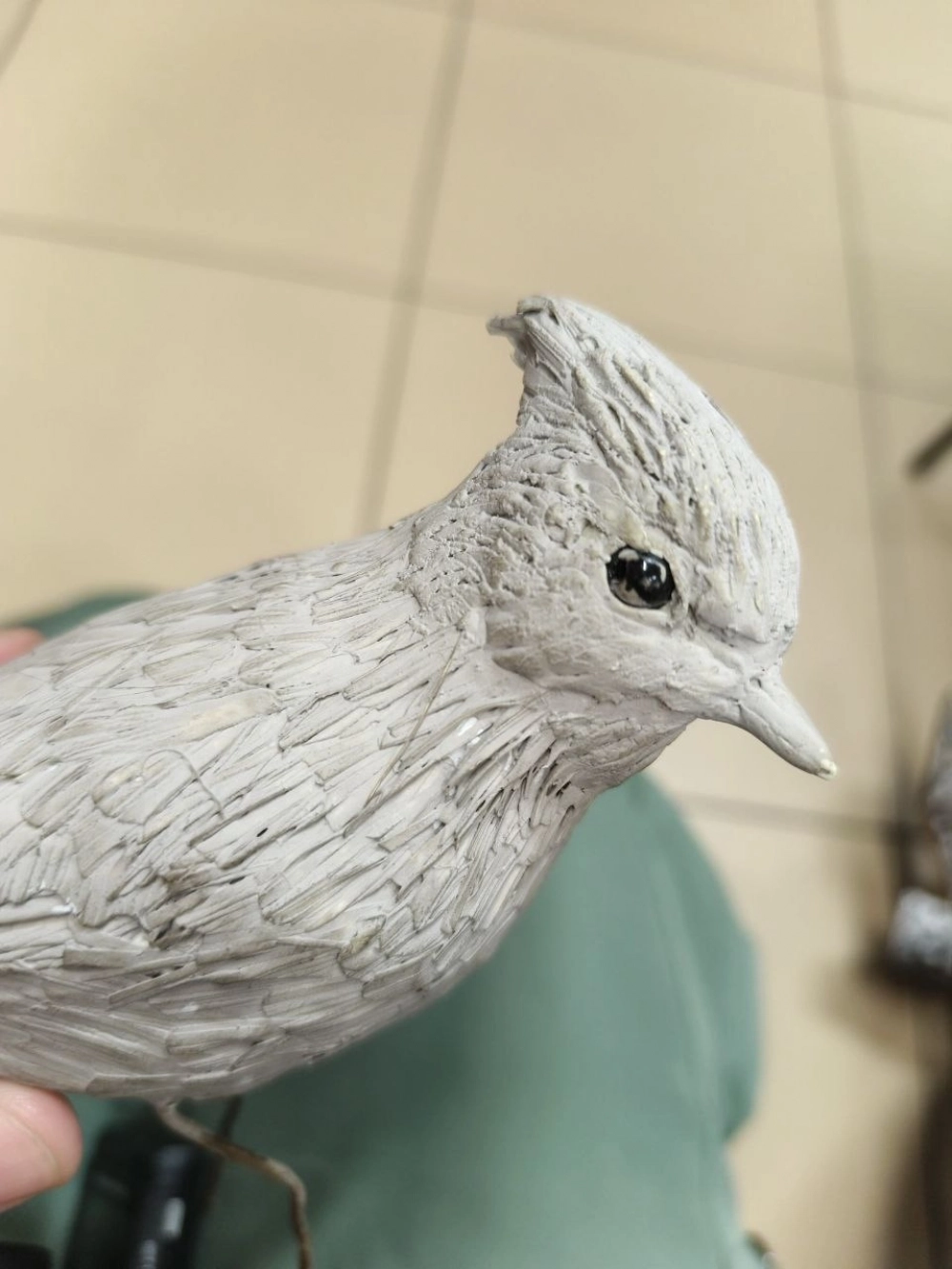 Так выглядит заготовка, на которую затем приклеивают перья и раскрашивают их.