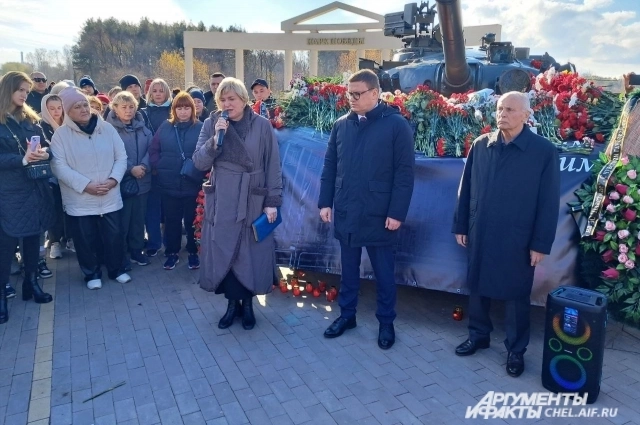 Глава Копейска, губернатор и председатель заводского профсоюза на митинге.