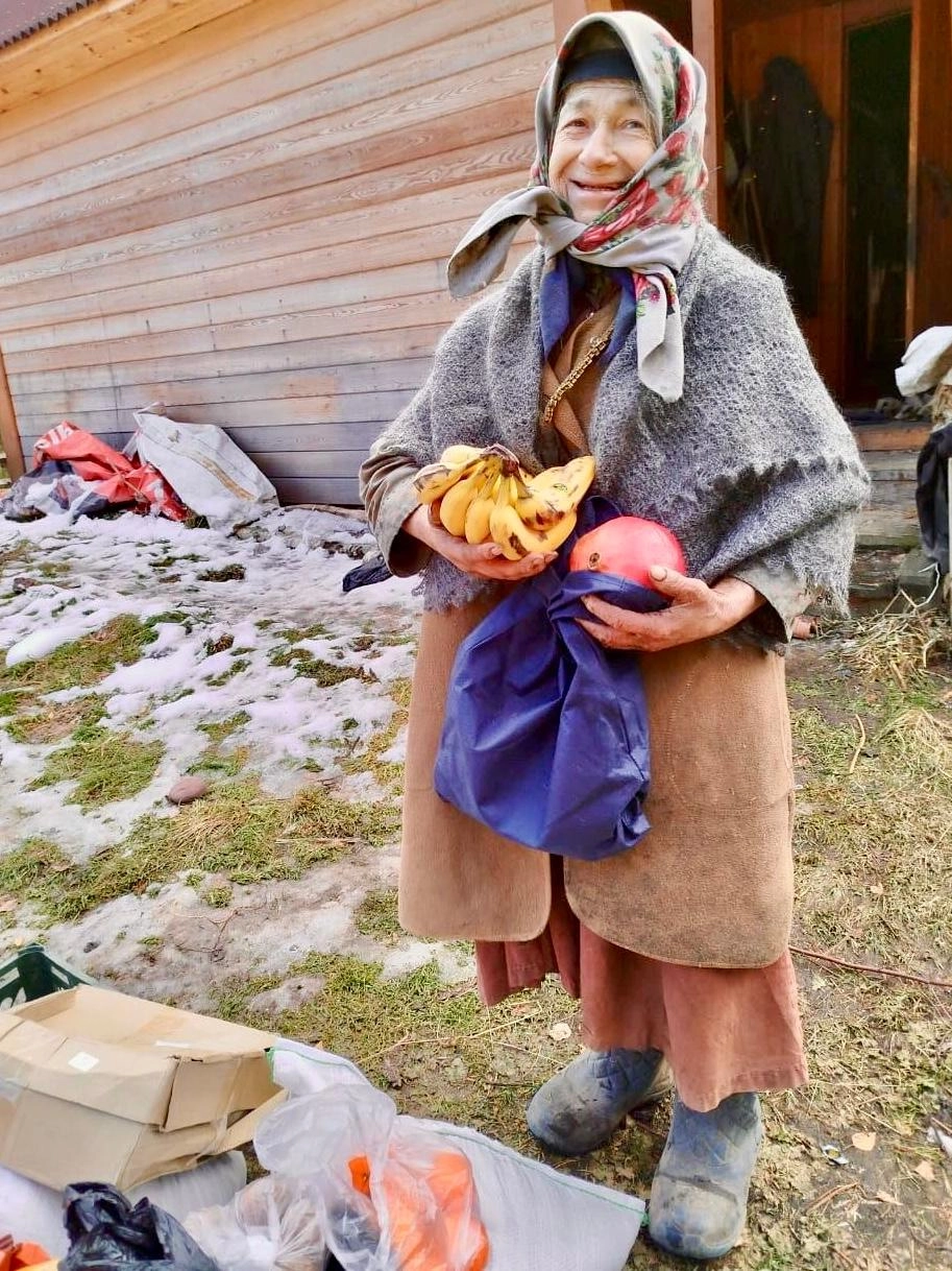 Агафья Лыкова получила продукты и угощения.