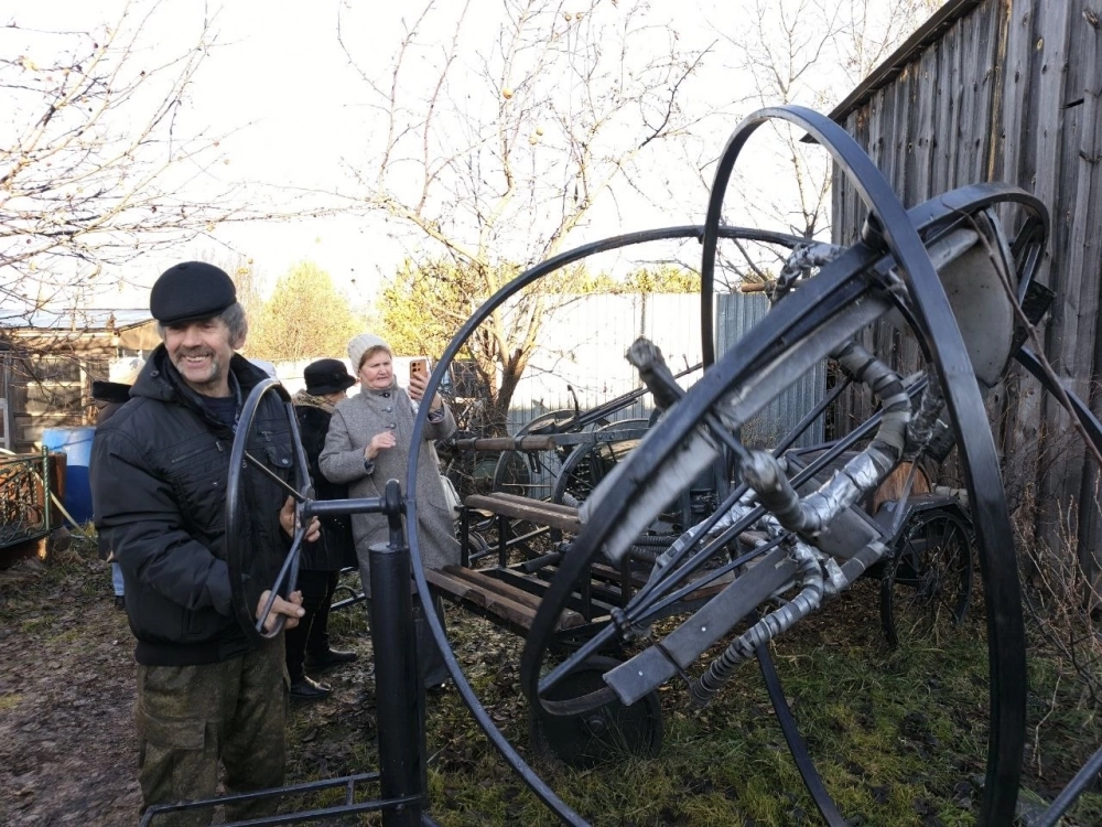 Когда к Андрею Богданову приезжают школьники, он катает их на центрифуге.