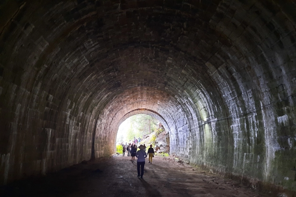 Туристы в этих тоннелях бывают чаще, чем поезда. 