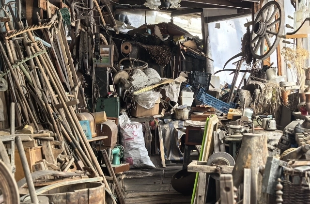 Вещи ярославец сохранил на веранде дома.