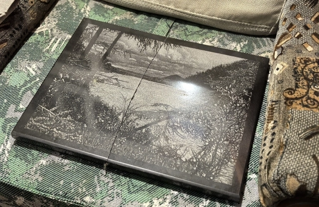 Свои работы художник хранит дома, но не все удается уберечь.