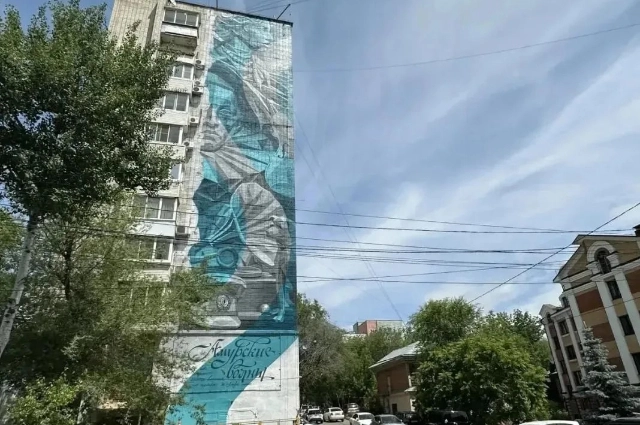 В Хабаровске дом на Фрунзе, мурал с музыкой и Амуром