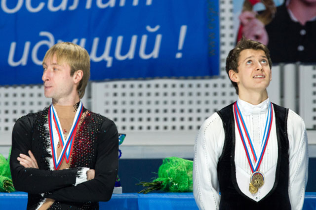 Максим Ковтун (справа), завоевавший золотую медаль в мужском одиночном катании на чемпионате России по фигурному катанию в Сочи, и Евгений Плющенко, завоевавший серебряную медаль, на церемонии награждения.