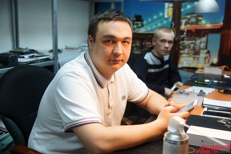 Сергей Ведерников сейчас занимается ремонтом телефонов.