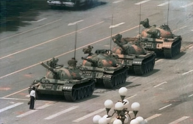 «Неизвестный бунтарь» встал перед танковой колонной, вынудив её остановиться во время акций протеста на площади Тяньаньмэнь («бойня на площади Тяньаньмэнь») в Пекине, Китай, 1989 г.