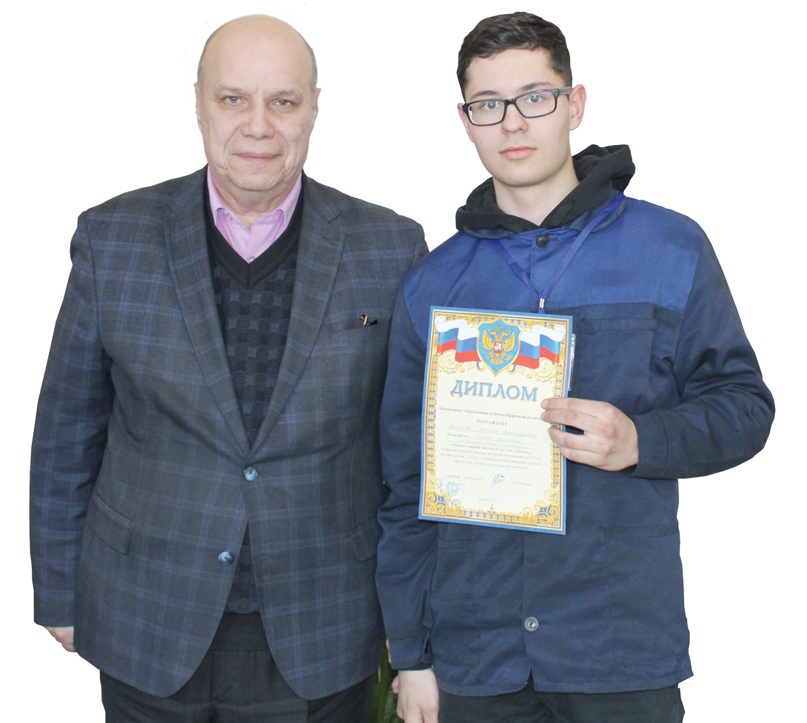 Награждение призёра областной олимпиады профессионального мастерства Антона Антонова.
