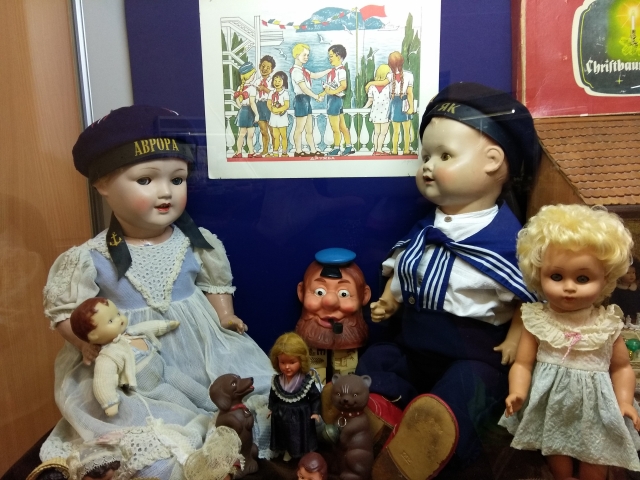 Эти куклы - наследие советских времен.