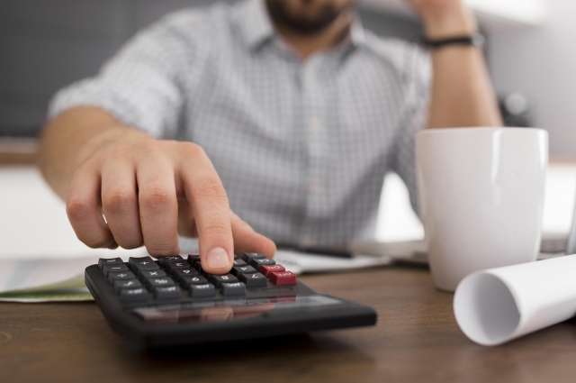 На плечи пожилого мужчины свалился многомиллионный долг.