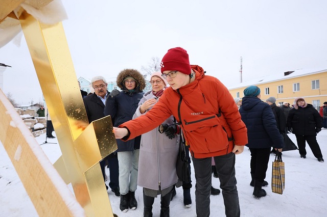 В Алапаевске освятили купола и кресты храма Александра Невского