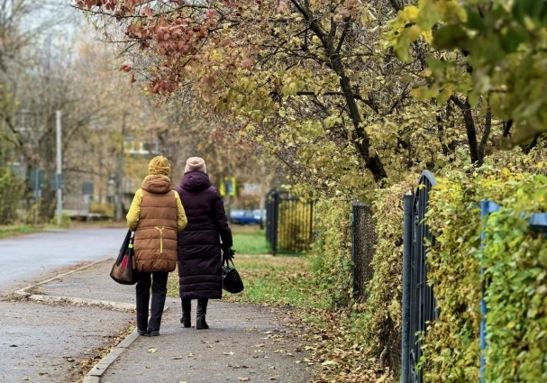 Изредка по улицам проходят жители.