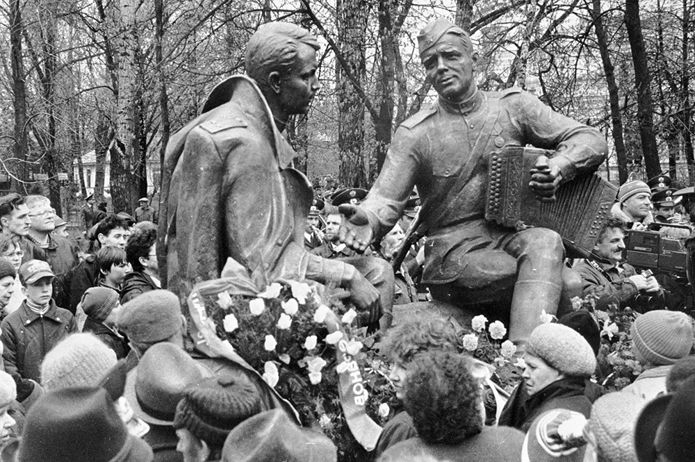 Памятник Василию Тёркину в Смоленске, 1997 год.