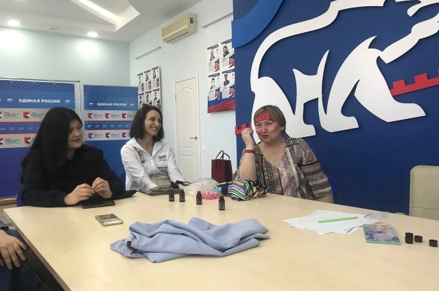 Каждый принёс одежду и украшение.