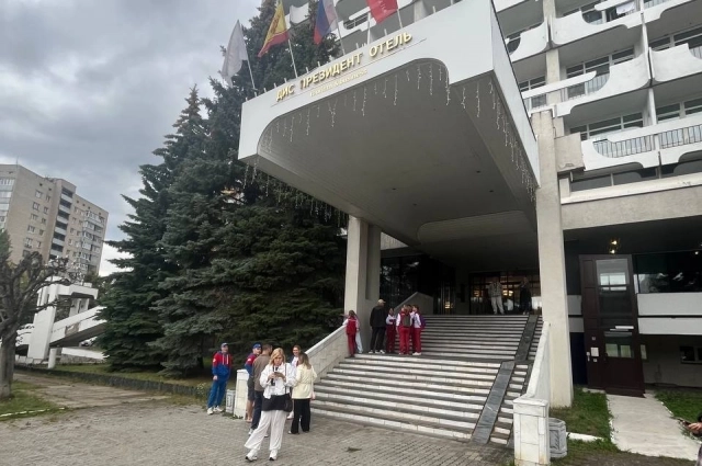 Участники обратились за медпомощью после завтрака в гостинице. 