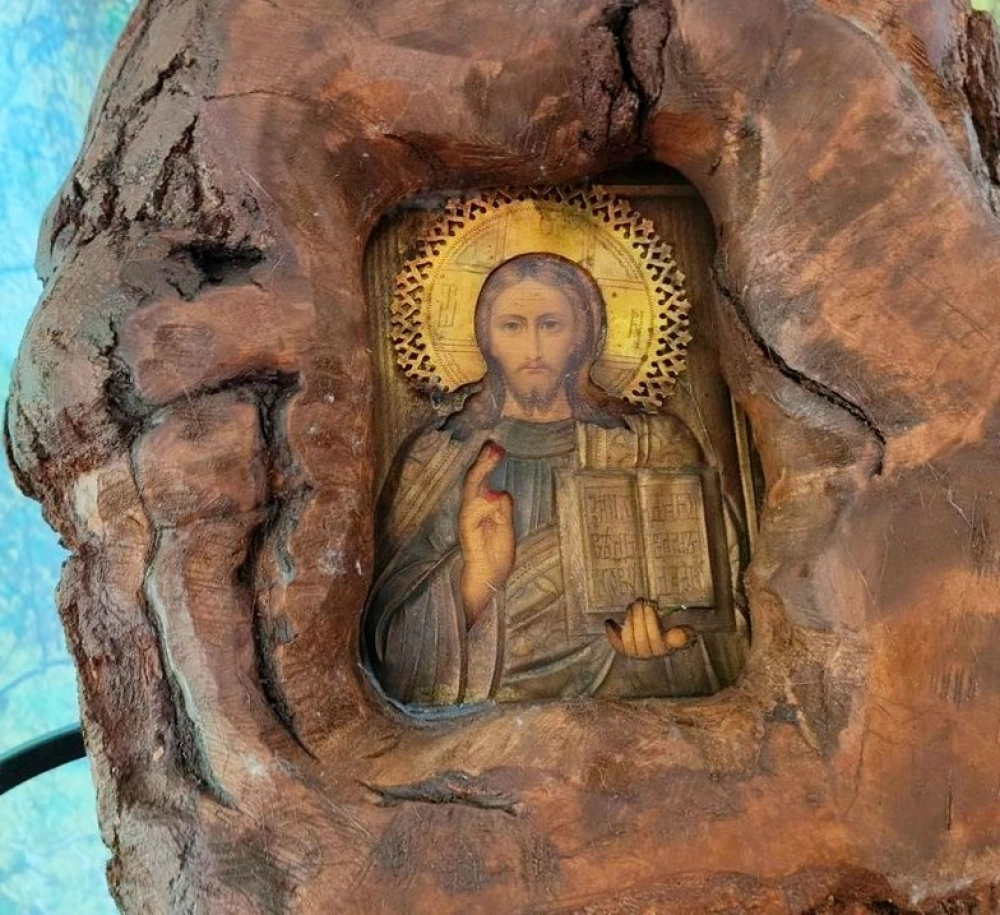 Верующие оставляли иконы прямо в деревьях, в которых вырезали отверстия.