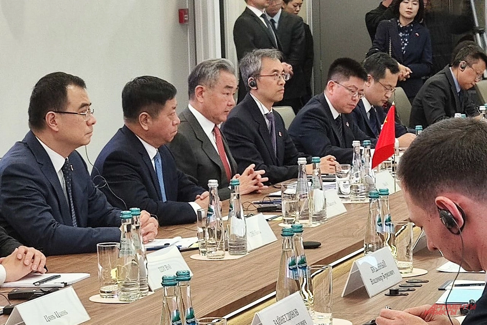 Сергей Шойгу и Ван И в Москве проводят российско-китайские консультации по безопасности