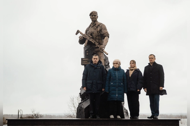На открытии памятника присутствовала вся семья Героя.