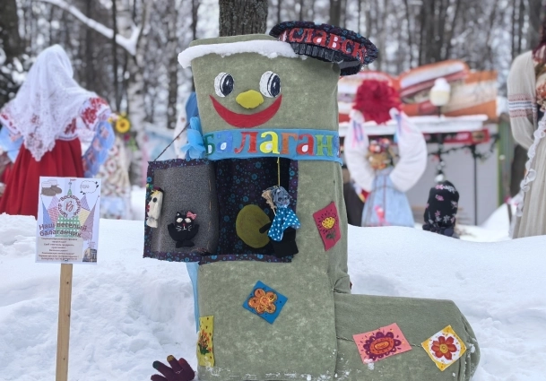 А здесь вместо привычной фигуры девушки - настоящий балаганчик!