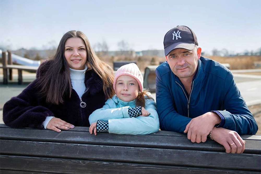 «Ты у нас красивая, а будешь ещё красивее!» – говорят Юле мама и папа.