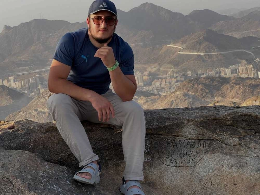 Магомед Амиралиев опять занят делом: сейчас он помогает людям в Мамедкале.