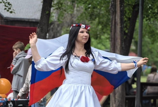 Многие были в ярких костюмах.