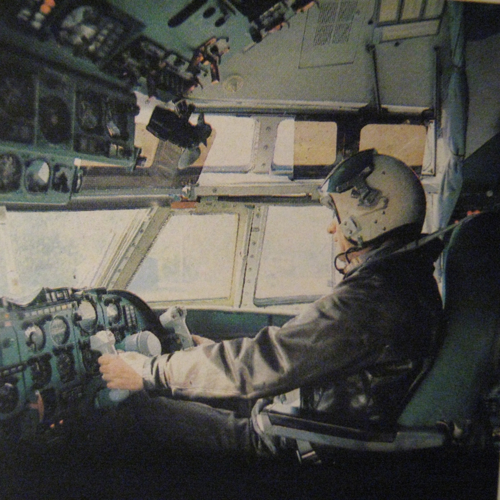 Летчик-испытатель в кабине Ил-62. 