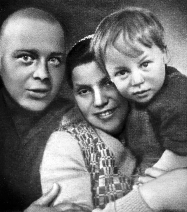 Аркадий Петрович Гайдар (слева) с сыном Тимуром (справа) и женой Лией Лазаревной Соломянской (в центре). Архангельск. 1929 г.