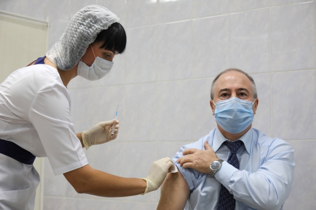 Министр здравоохранения края одним из первых поставил прививку против гриппа.
