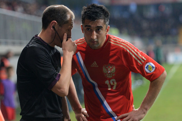 Александр Самедов мог бы играть за Азербайджан, вместо этого он вышел на матч в форме сборной России, а местные болельщики принялись его освистывать и забрасывать металлическими предметами