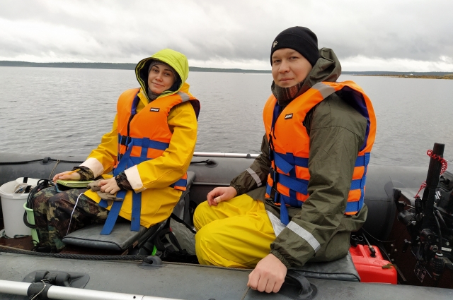 Аспиранты ИКВС Юлия Миндолина и Владимир Катаев отбирают пробы на Белом море.