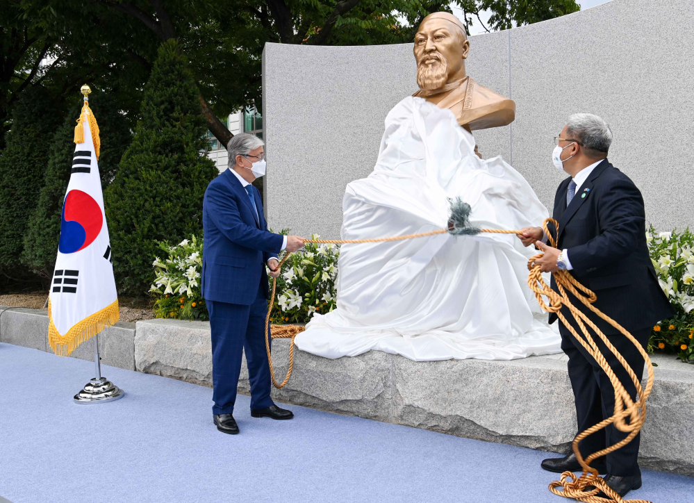 Церемониz открытия бюста Абая на территории Киберуниверситета в Сеуле, Республика Корея, 17 августа 2021 года