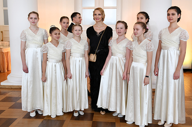 Илзе Лиепа с воспитанницами Русской национальной балетной школы.
