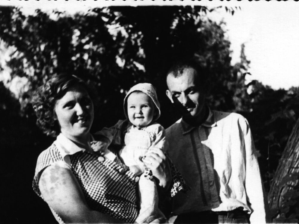 С женой Галиной и сыном Игорем. Калуга. 1954 год. 