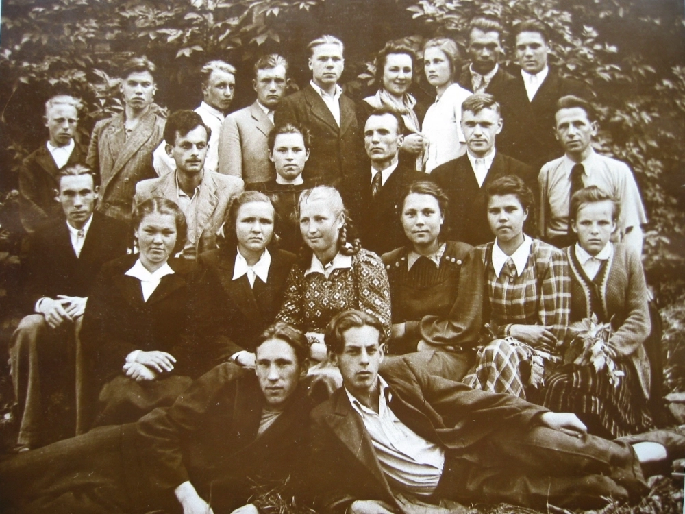 Село Шамордино. 1951 г. Б. Окуджава в третьем ряду, второй слева. Справа, лежа - Виктор Окуджава.