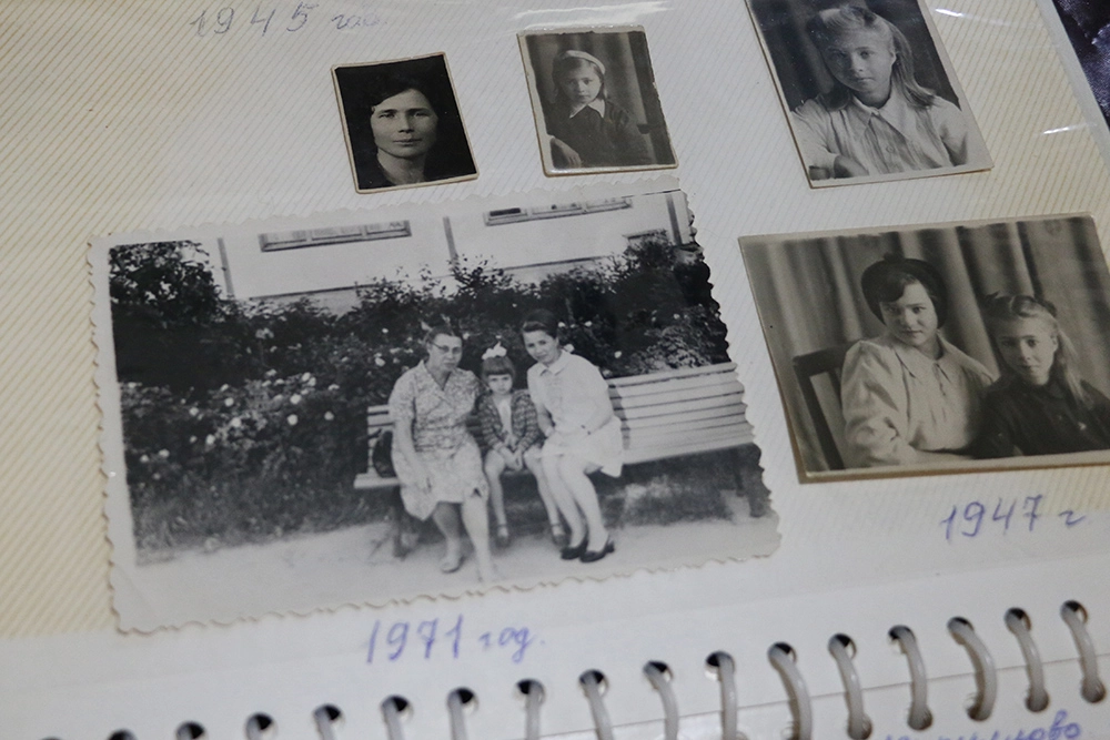 Нина Медынская бережно хранит альбом со старыми фотографиями. На нижнем левом снимке она со своей тетей и маленькой дочкой в Ленинграде в 1971 году.