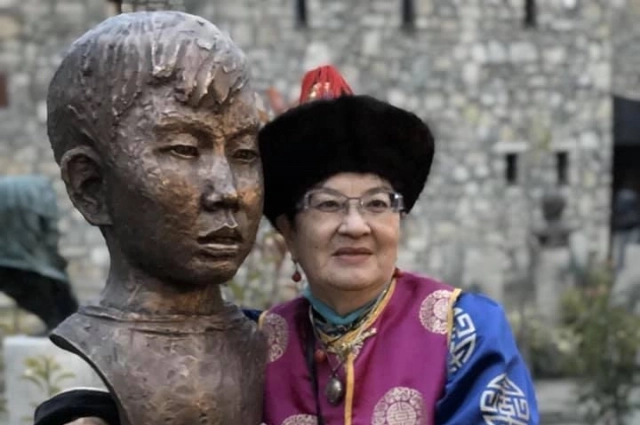 Любовь Ширабовна сделала всё, чтобы память о её рано ушедшем из жизни брате жила.