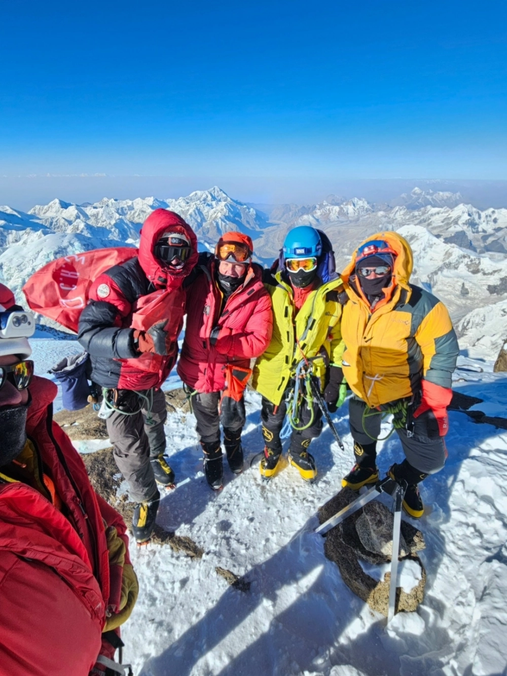 пошли пять мужчин, у каждого за плечами около десяти покоренных семитысячников