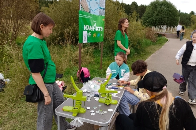 Часть средств с конкурса ребята потратили на приобретение аппарата для создания значков.