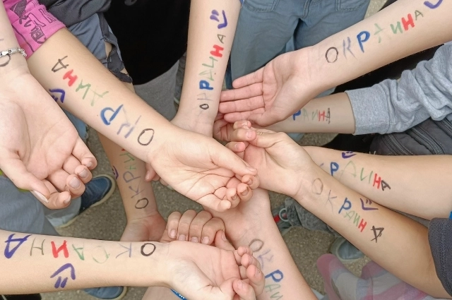 На каждой станции участникам писали по букве на руке.