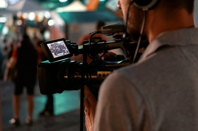 Звезды что-либо делают перед камерой не за просто так.